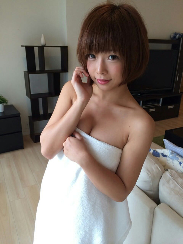 撮影休憩中のバスローブ姿のAV女優 4