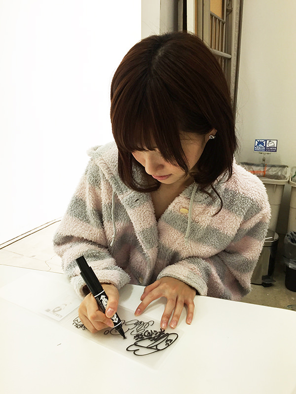 撮影休憩中のバスローブ姿のAV女優 15