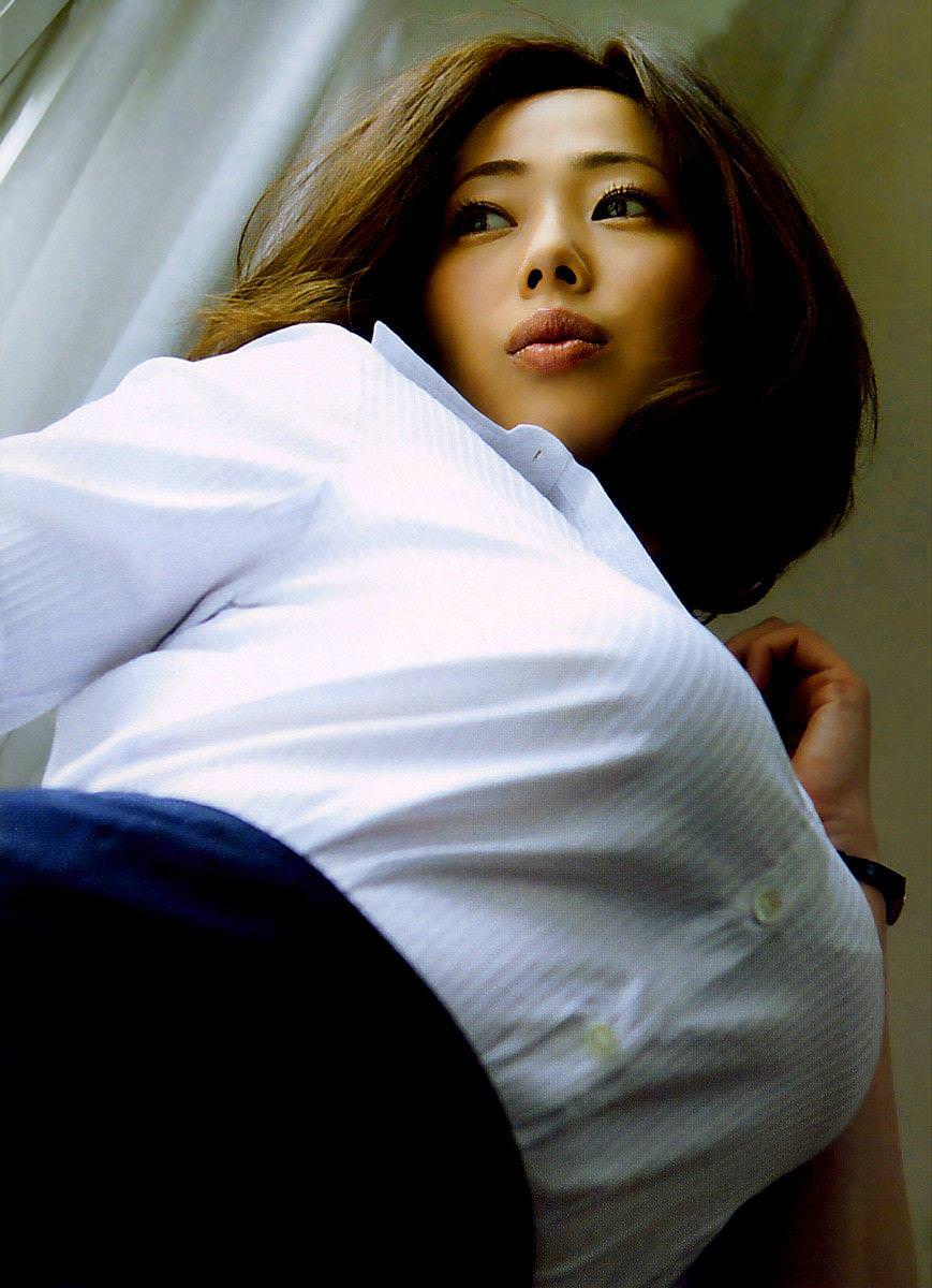 爆乳で破れそうな白シャツ 6