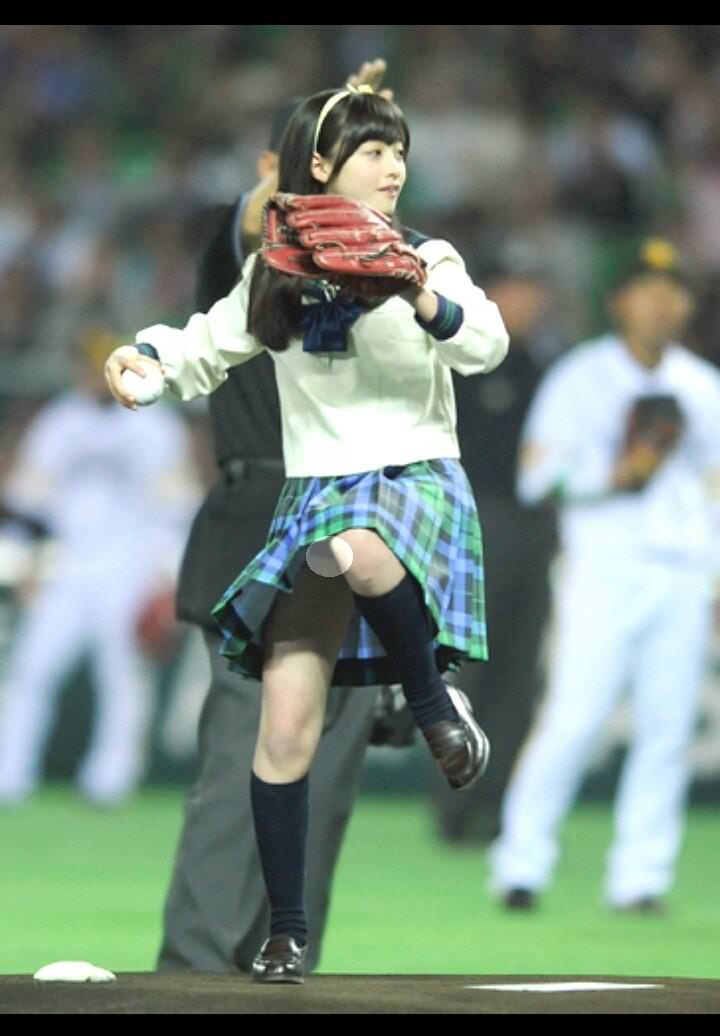 ハミ尻パンチラした始球式 25
