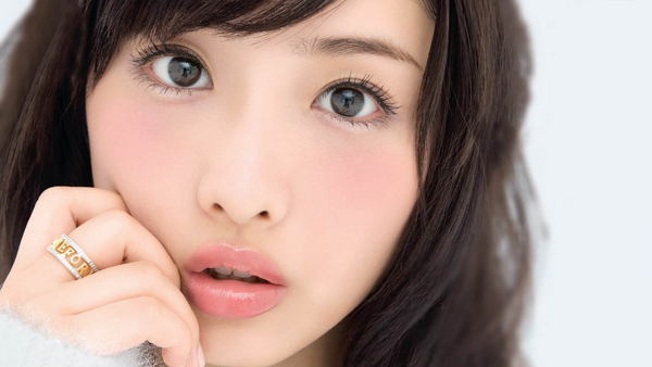 石原さとみがジャニーズの前で大胆胸チラwwwぷっくりした谷間をポロリ