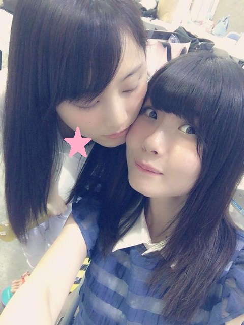 【画像】松井玲奈の胸チラ、可愛すぎる貧乳谷間をご覧ください。