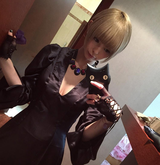 最上もが Instagramに投稿した胸元が大胆にあいたセクシードレスのおっぱいの谷間に絶賛の嵐