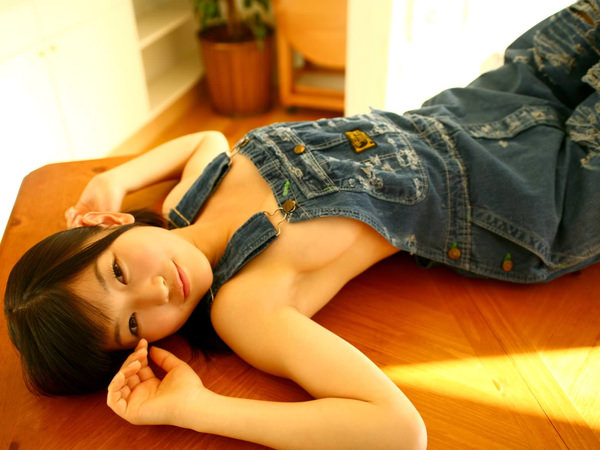 ノーブラでオーバーオール姿の女の子 14