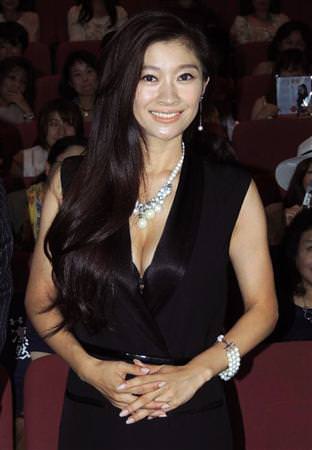 篠原涼子が久々の主演映画で美尻、横乳も見せる大サービスのシャワーシーンを披露!!