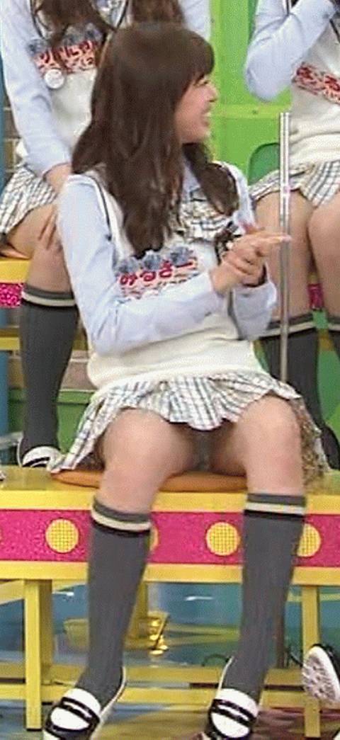 渡辺美優紀の黒ずみがリアルな白パンチラ放送事故wwwwww GIF画像