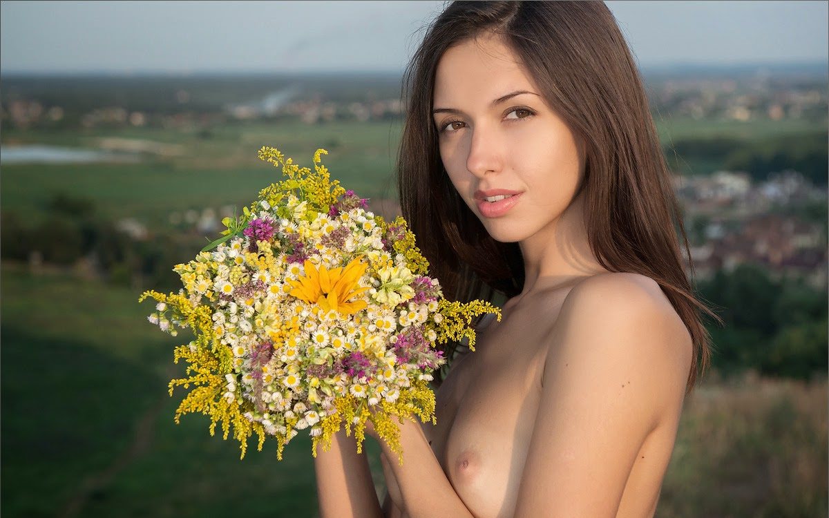 綺麗な花と美しい外国人女性のヌード