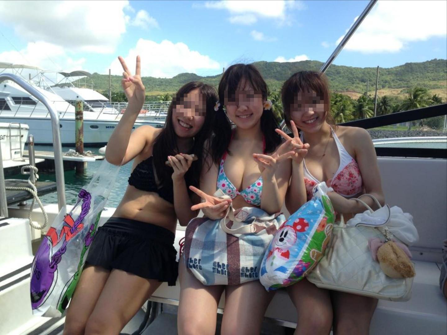 ホルターネックビキニでおっぱいを強調してる素人女子の水着画像