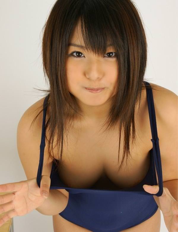 巨乳 谷間 画像 18