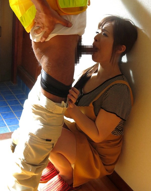 リビングや玄関でセックスしてる人妻 12