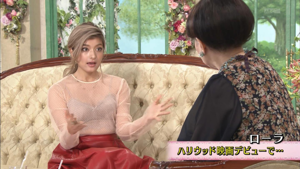 ローラがブラ丸見えの透け透けのシースルー衣装で徹子の部屋!!巨乳おっぱいが丸分かり