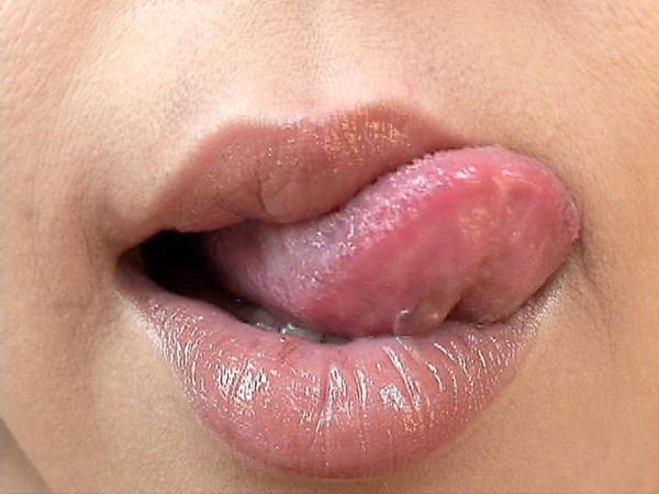 唇や舌がエロいセクシーな口元 5