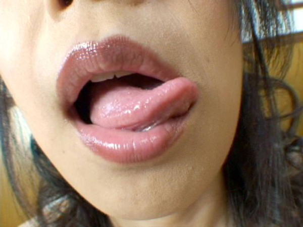 唇や舌がエロいセクシーな口元 6