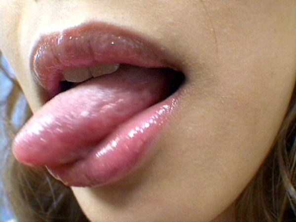 唇や舌がエロいセクシーな口元 7