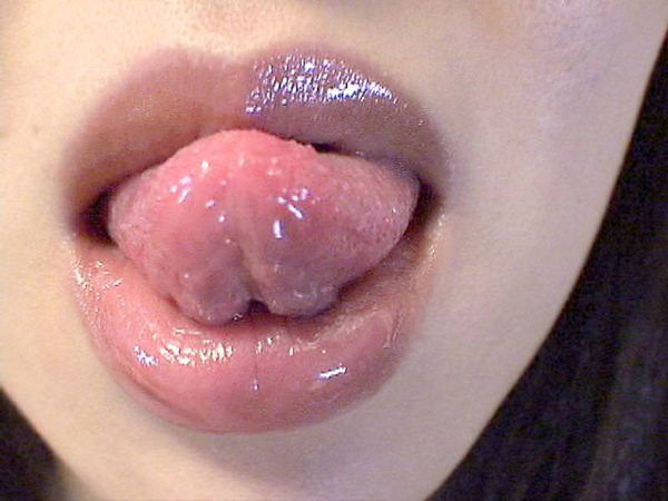 唇や舌がエロいセクシーな口元 8