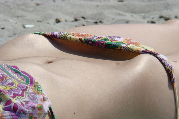 ビーチで日焼け中の素人水着ギャル 19