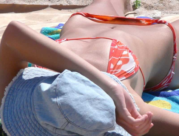 ビーチで日焼け中の素人水着ギャル 20