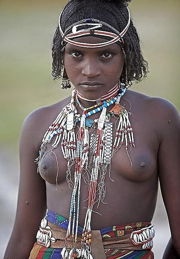 裸族のアフリカ原住民 7