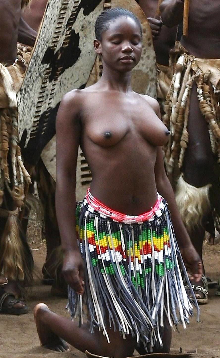 おっぱい丸出しで生活するアフリカ原住民 意外に美乳揃いな裸族の女の子たち エロログz