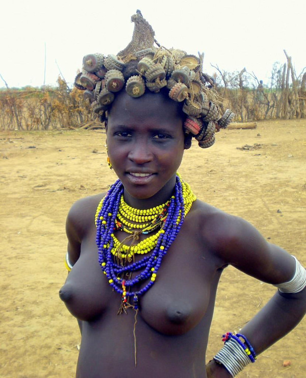裸族のアフリカ原住民 16