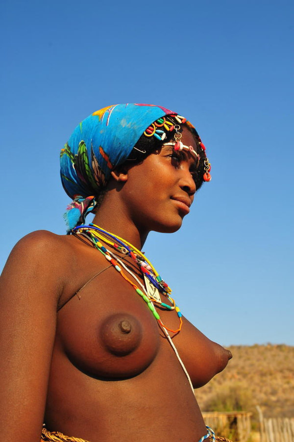 裸族のアフリカ原住民 18