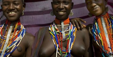 おっぱい丸出しで生活するアフリカ原住民、意外に美乳揃いな裸族の女の子たち