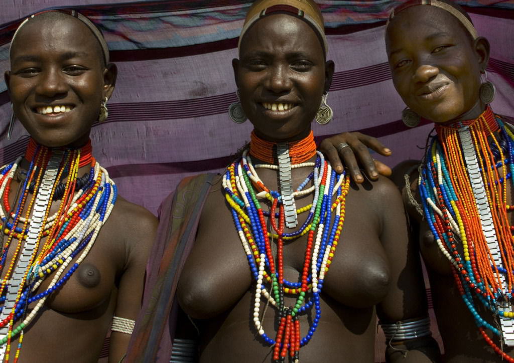 裸族のアフリカ原住民