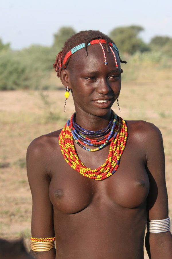 裸族のアフリカ原住民 26