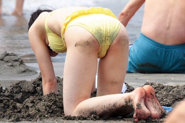 ビーチで砂まみれの水着素人のお尻 12