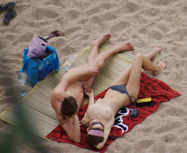 ヌーディストビーチでセックスやフェラする外国人 15