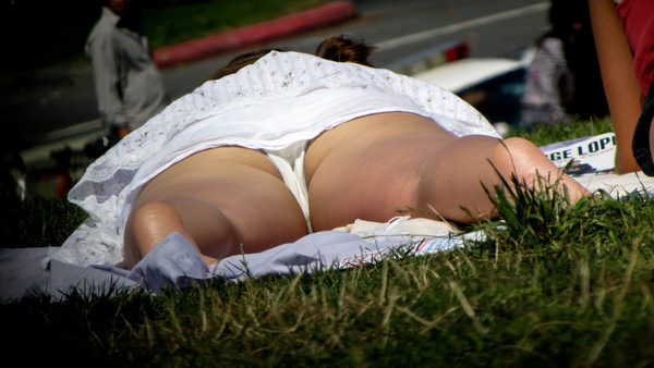 芝生で寝ころぶ外国人のパンチラ 8
