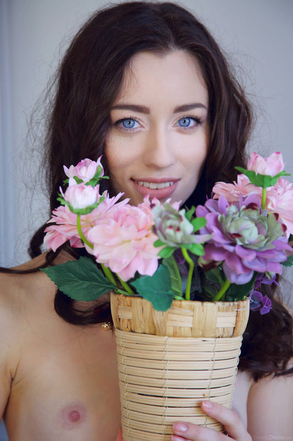 外国人美女のヌードと綺麗な花 7