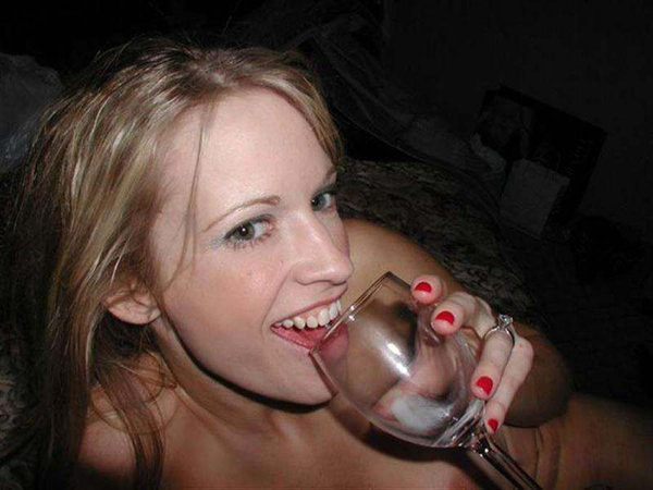グラスに溜めたザーメンをごっくんする外国人女性 13
