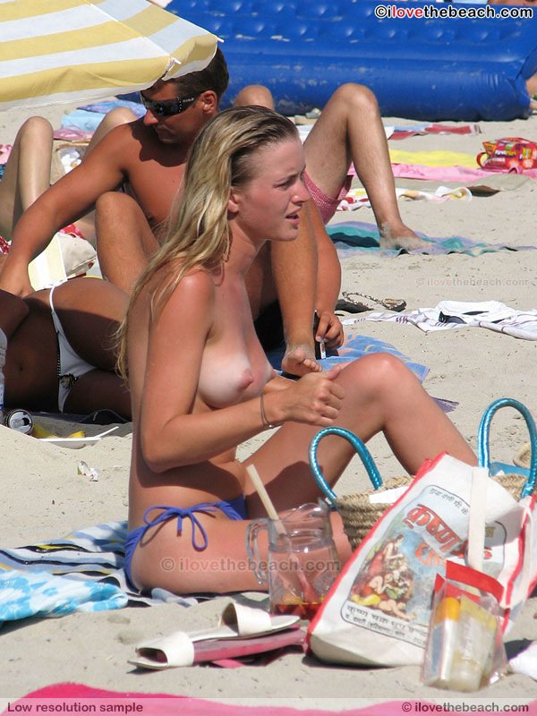 ヌーディストビーチで日焼けした外国人素人のおっぱい 13