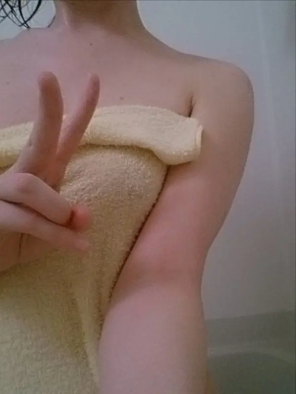 お風呂上がりにバスタオル姿を自撮りする素人 6