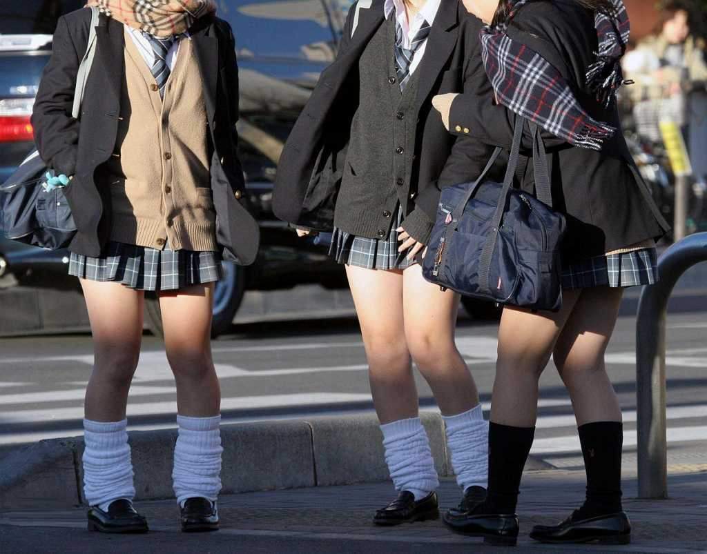 女子高生　エロ画像 寒くてもミニスカ・生足で頑張ってる街撮りのJK画像 | エロログZ