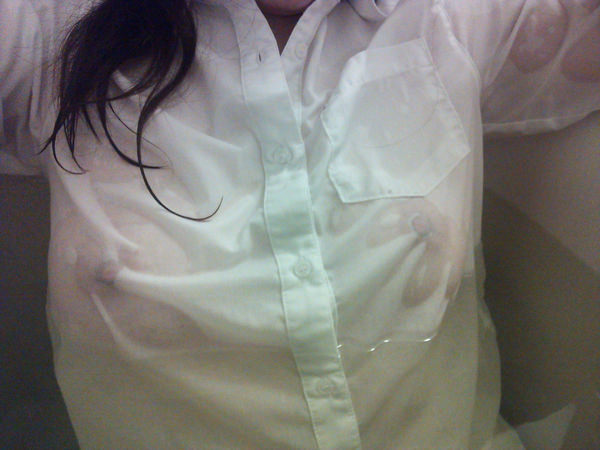 濡れ白シャツの透け乳首を自撮り 11