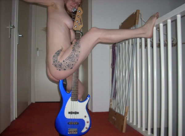 外国人女性の裸ギター 5