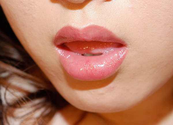 プルンプルンの唇の接写 19