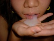 【素人 口内射精】口に出された精液を手の平に吐き出す仕草がエロい　画像14枚
