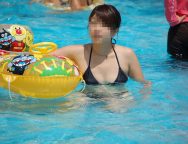 子連れママの水着画像！海やプールにいた人妻のエロい姿をご覧ください。