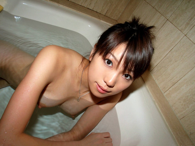お風呂に入浴中のかわいい女の子 12