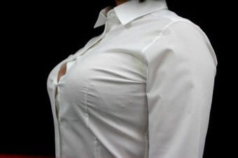 職場の年下人妻がシャツの隙間から乳見せつけてくるんやが