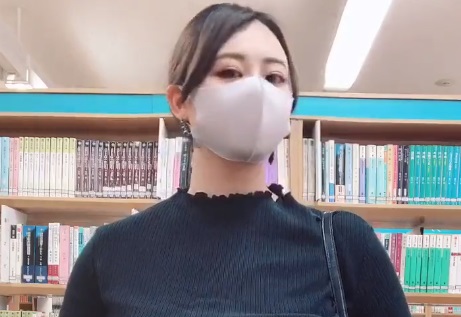 【動画】まんさんが本屋でドスケベおっぱいを露出！！！