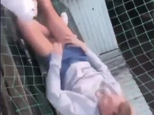 【悲報】まんさん、パンツが見えている事に気づいた一瞬が運命を分け死亡