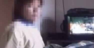 【本物近親相姦】ヤバすぎガチ映像！昼寝してる父親の隣で母と息子がセックスしてる近親相姦動画