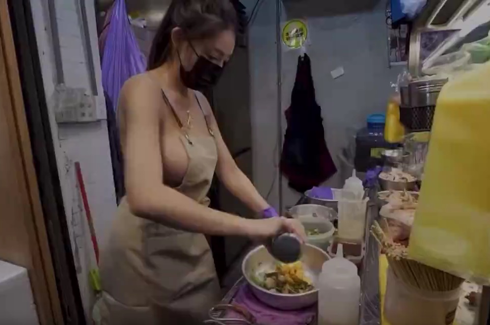 【動画】台湾のドスケベ店員が作る塩チキンが美味いらしいぞ