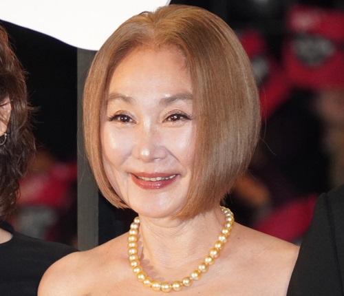 【画像】浅野温子さん(63)のDカップおっぱいを激写