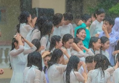【画像】ベトナムの女学生、大雨で下着がスケスケ