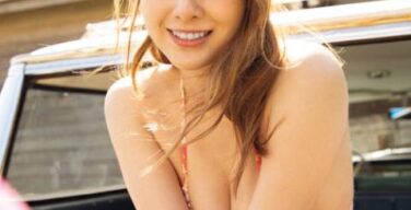 アンジェラ芽衣、おっぱいの谷間エロすぎ！エチエチボディを大胆露出ｗｗｗｗｗｗ